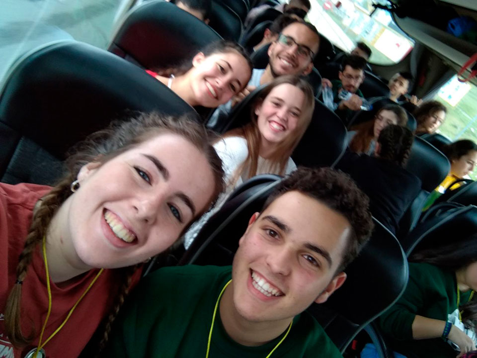 Alumnos y monitores-educadores de Amor de Dios Cádiz en el bus hacia Zamora