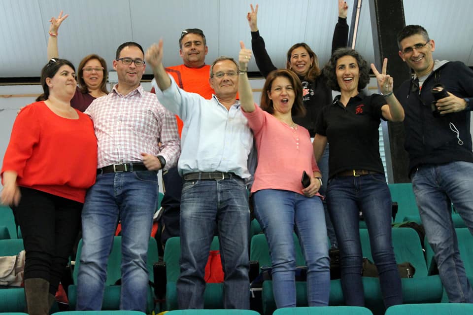 Padres orgullosos saludan a cámara durante el Campeonato de Andalucía de Judo
