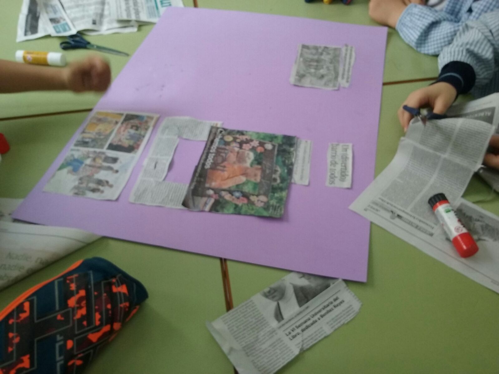 El alumnado de 2º A elabora sus noticias en el taller de periodismo de Goretti Cornejo
