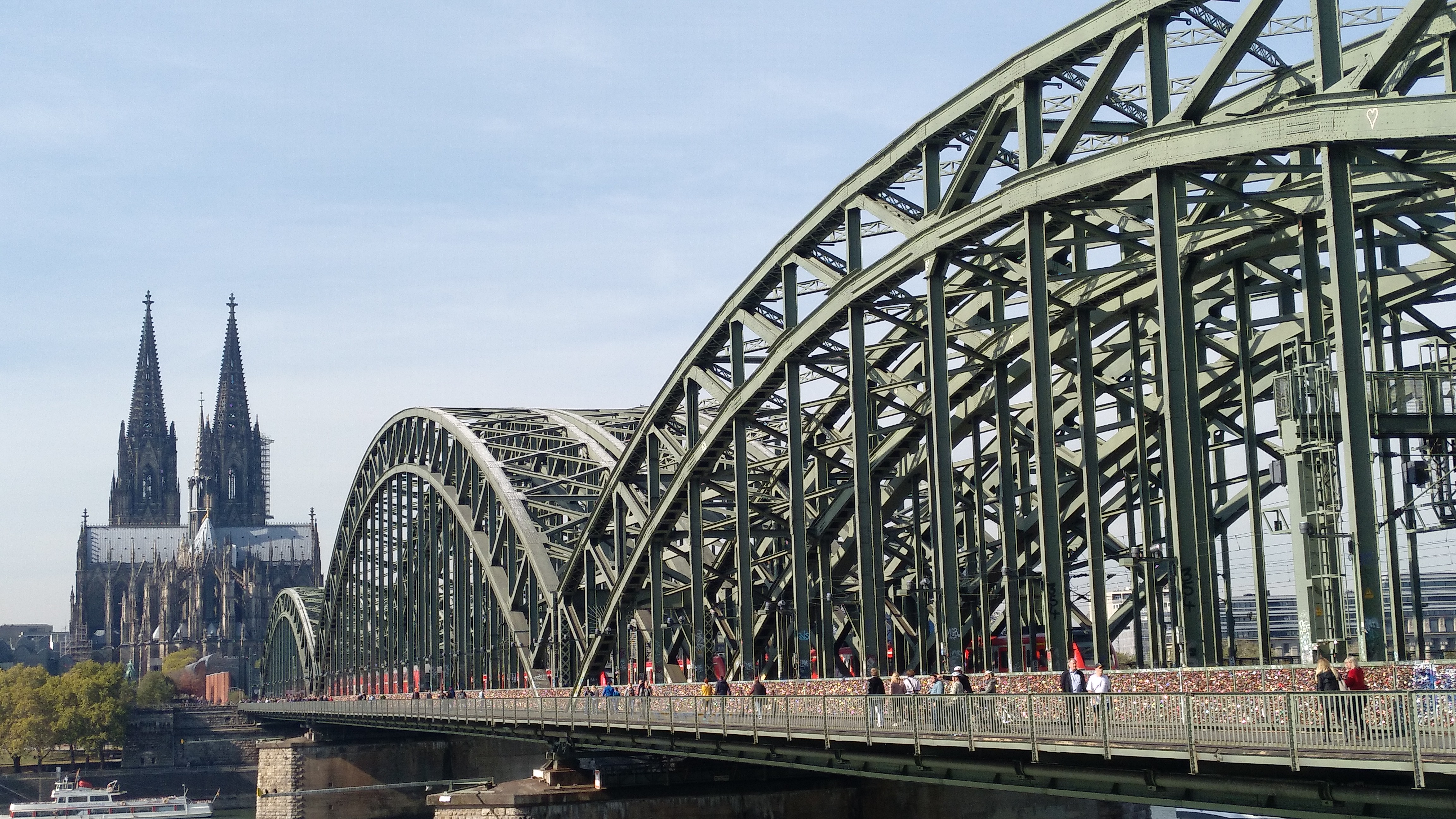 Vista de la Catedral de Colonia y del puente Hohenzollern desde el otro lado del río Rin