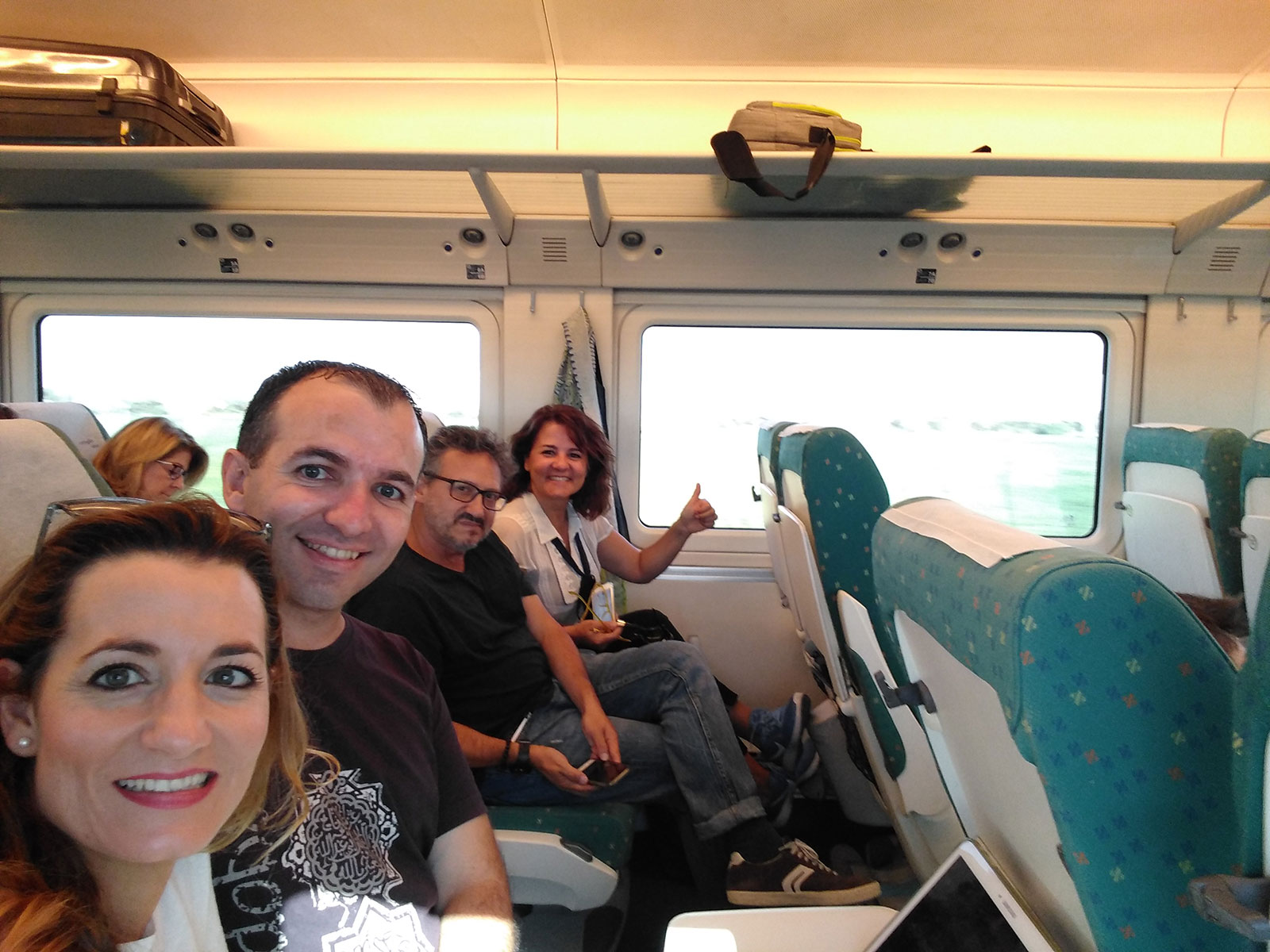Profesores de Amor de Dios Cádiz y de Cologne International School en el tren hacia Sevilla