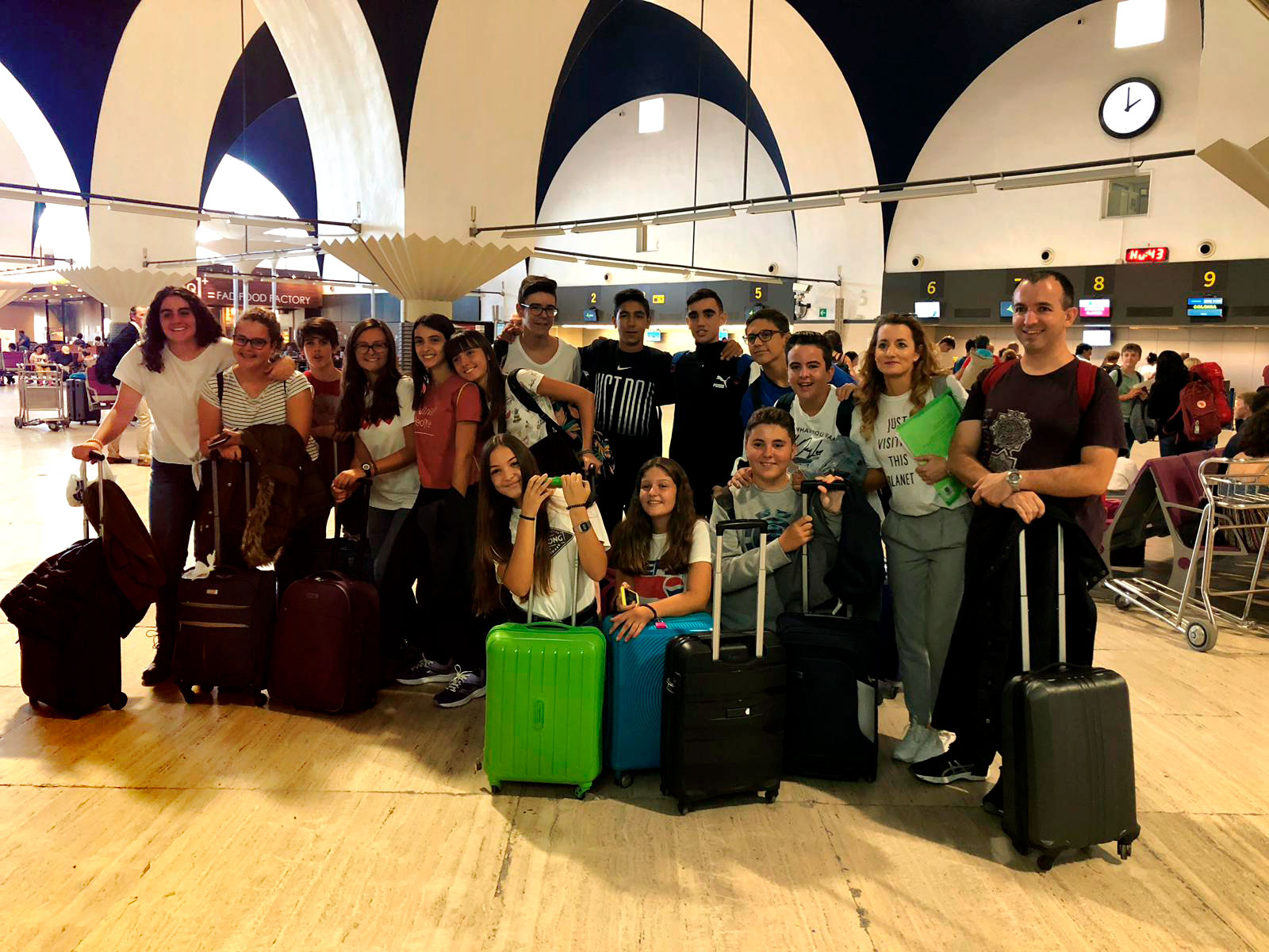 Alumnos y profesores de Amor de Dios Cádiz en el Aeropuerto de Sevilla