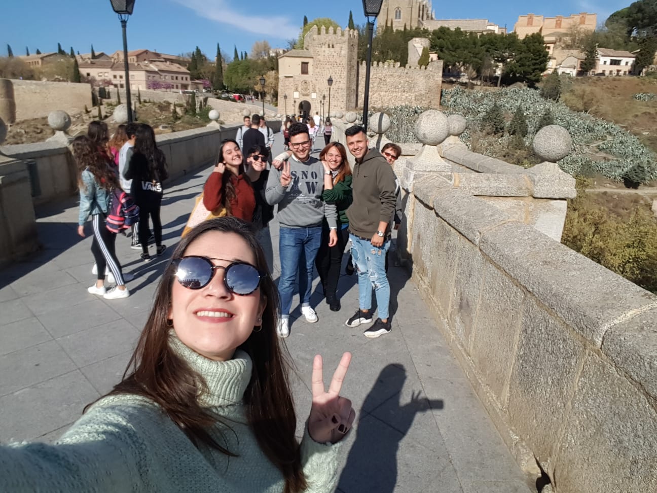 Alumnos y monitores-educadores de Amor de Dios Cádiz en en su visita a Toledo