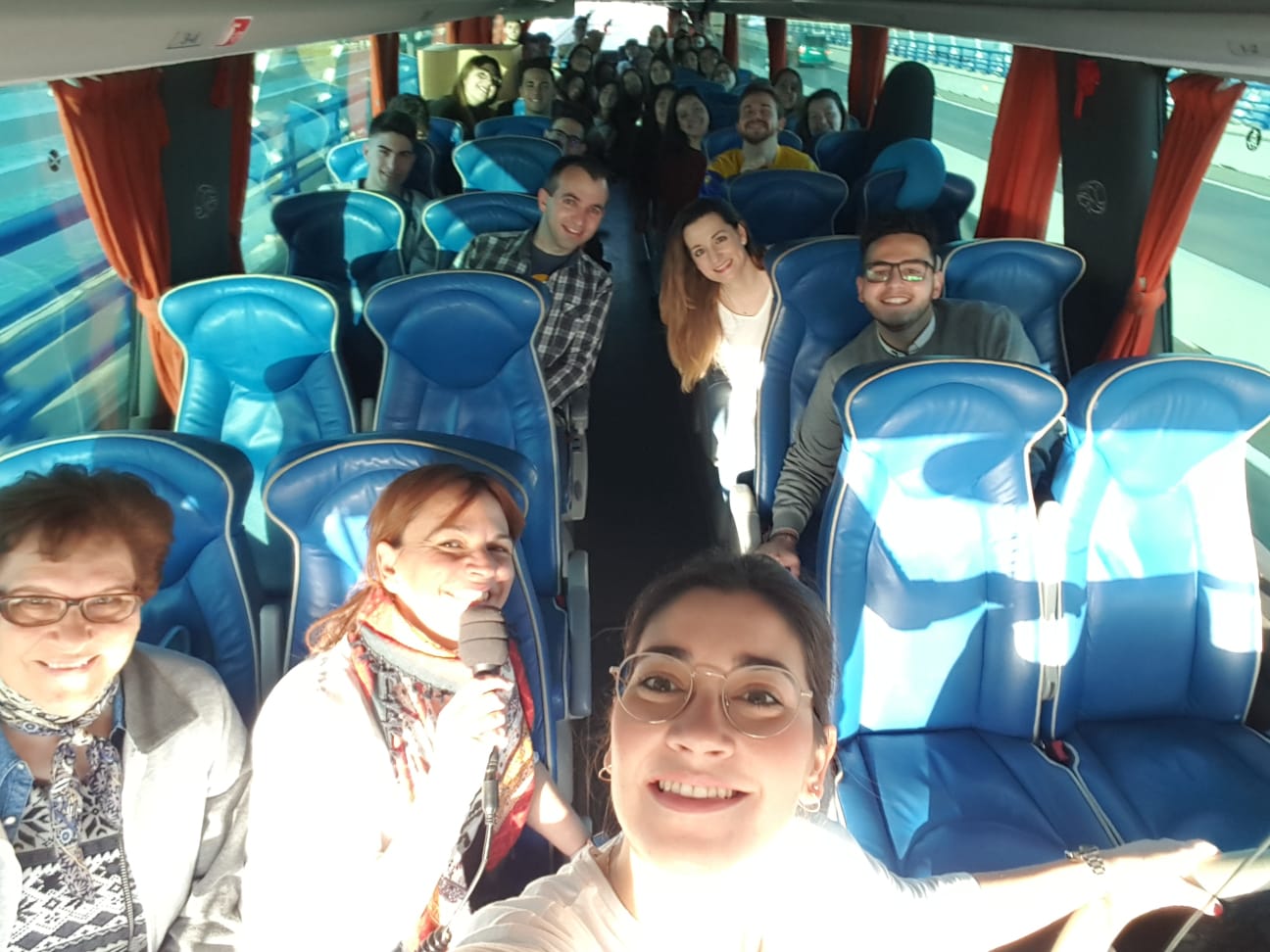 Alumnos y monitores-educadores de Amor de Dios Cádiz en el bus hacia Alcorcón