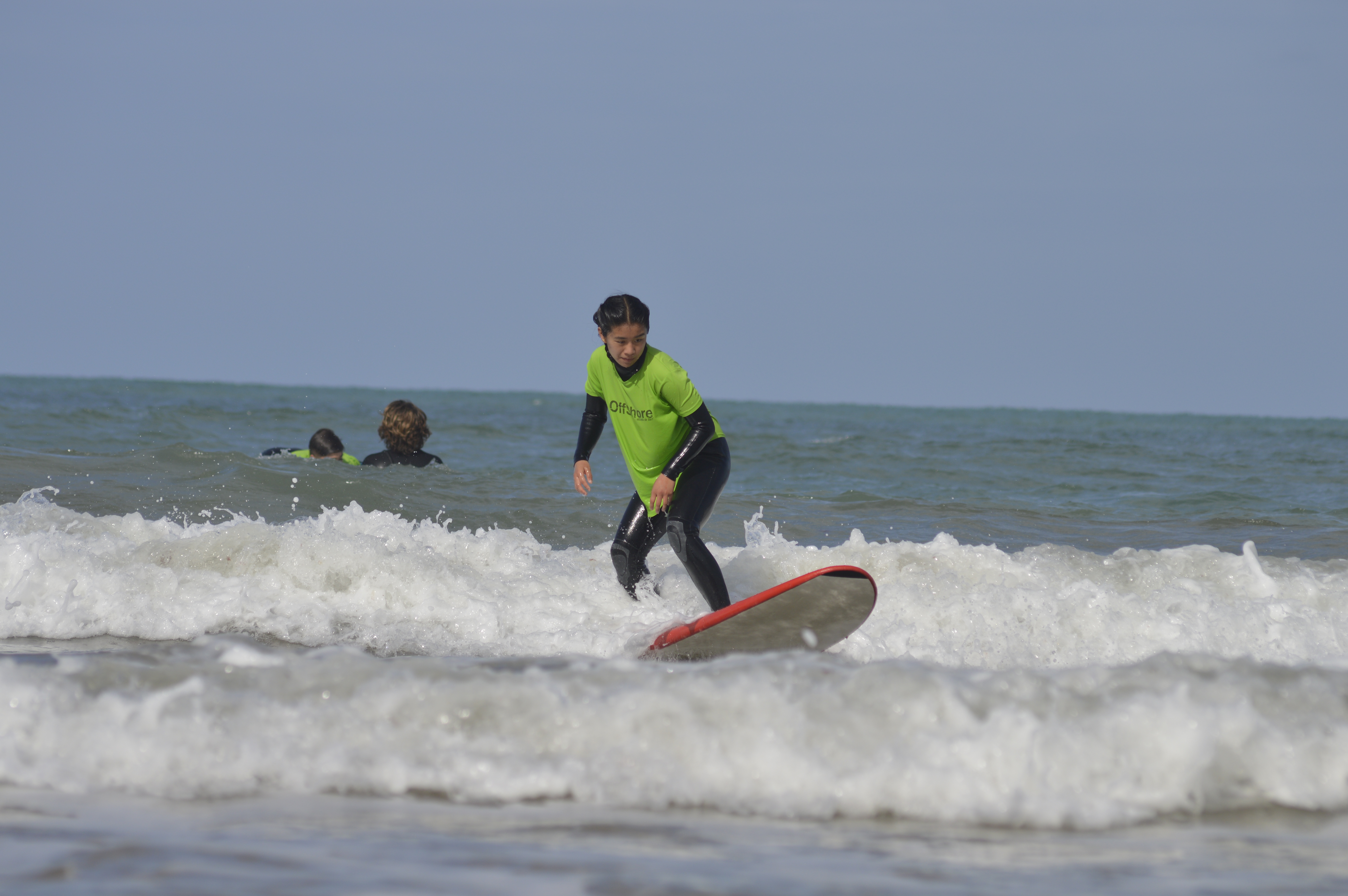 El alumnado de Amor de Dios Cádiz aprende a hacer surf
