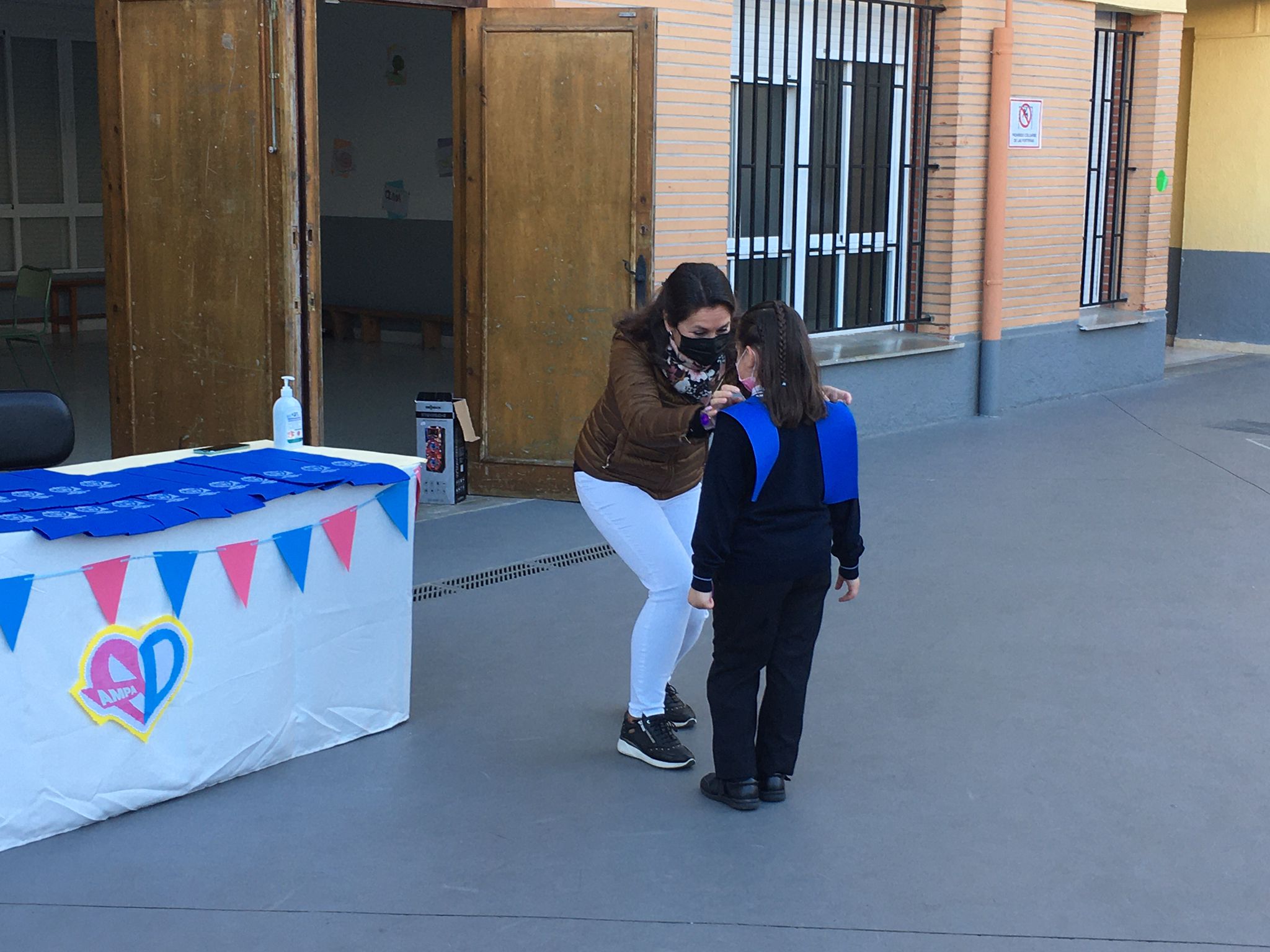 Entrega por parte de nuestra AMPA de beca y regalo al alumnado que cursó 3º de Infantil en Colegio Amor de Dios Cádiz durante el curso 2019-2020