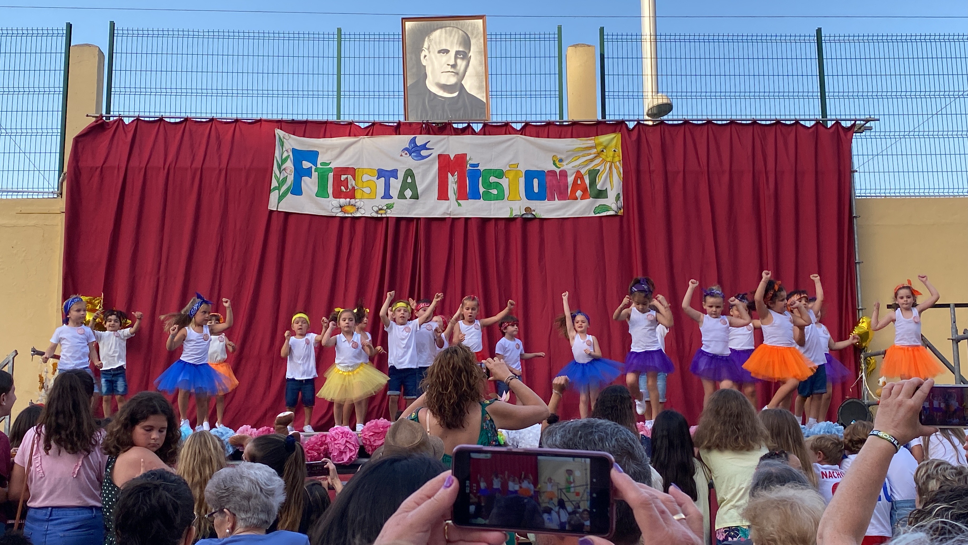 Clase de Educación Infantil bailando en la Fiesta Misionera 2022