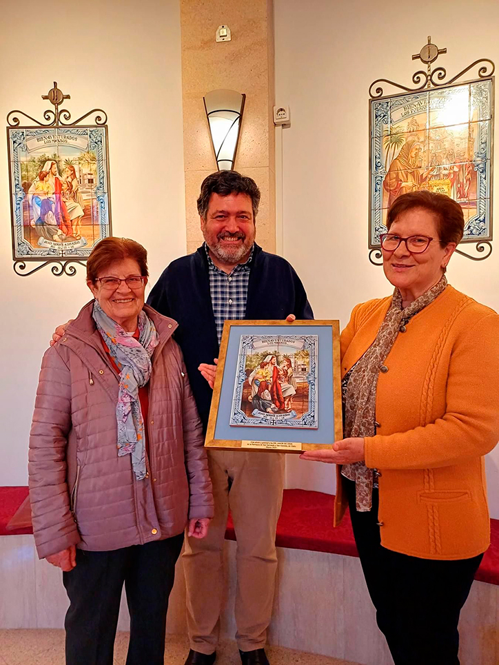 El párroco de San Servando y San Germán regala un mosaico a las Hermanas del Amor de Dios