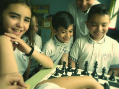 Alumnos del colegio se divierten jugando al ajedrez