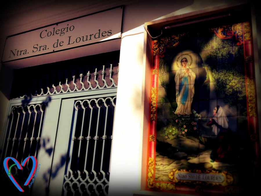 La Virgen de Lourdes, vista de la entrada al colegio próxima a la Parroquia.